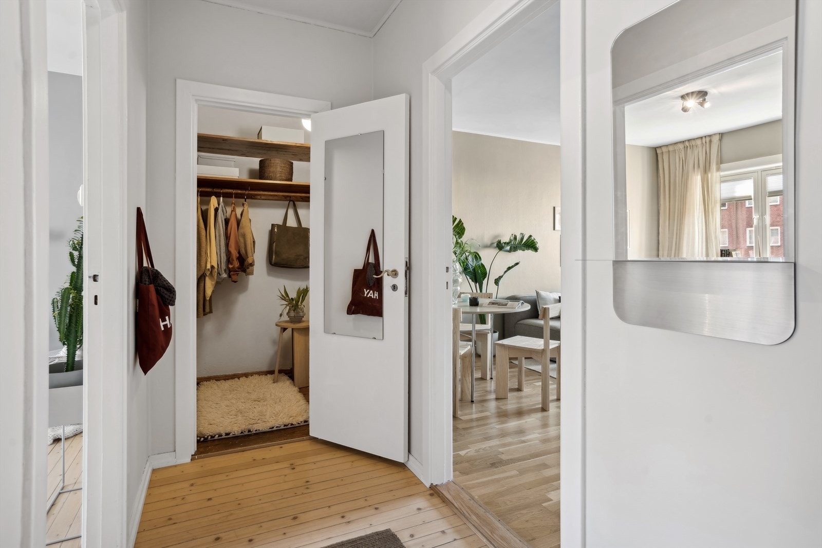 Velkommen inn! Dette er en romslig leilighet på 51 kvm som er proppfull av sjarm og god atmosfære. Her er det lett å like seg. Galleribilde