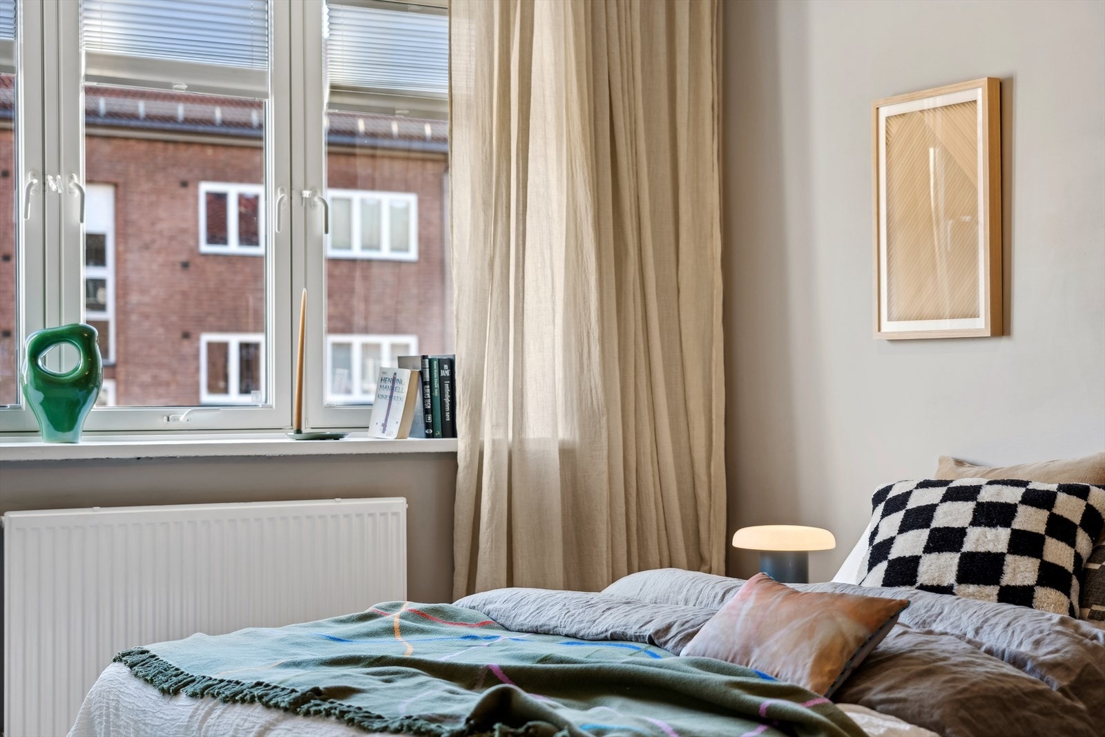 Soverommet vender inn mot rolig bakgård. Galleribilde