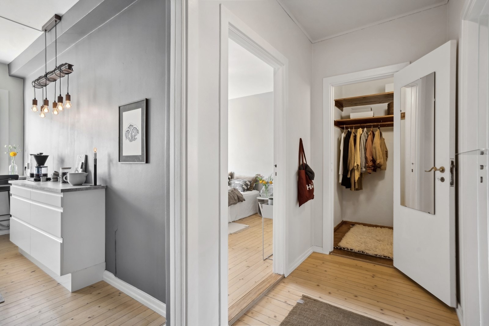 Her har du rikelig med oppbevaringsplass.
Det medfølger også to eksterne boder på 3 og 6 kvm. Galleribilde