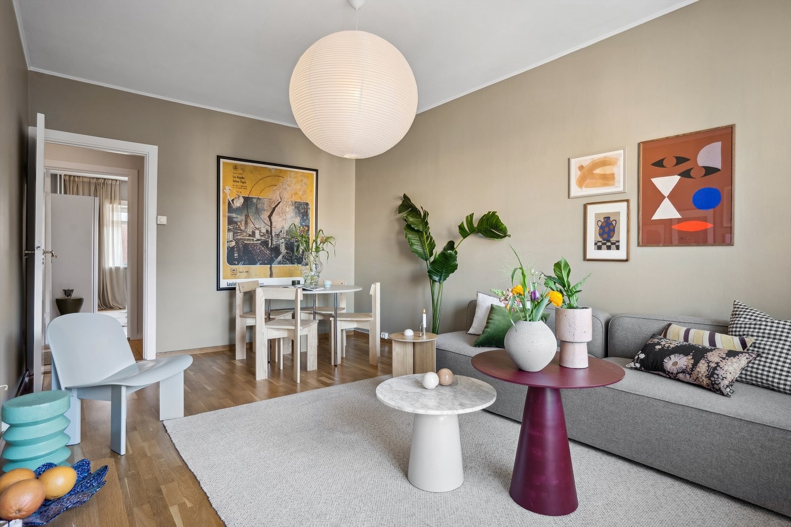 Her har du en god løsning med stue og spisestue som inviterer til sosialt samvær. Galleribilde