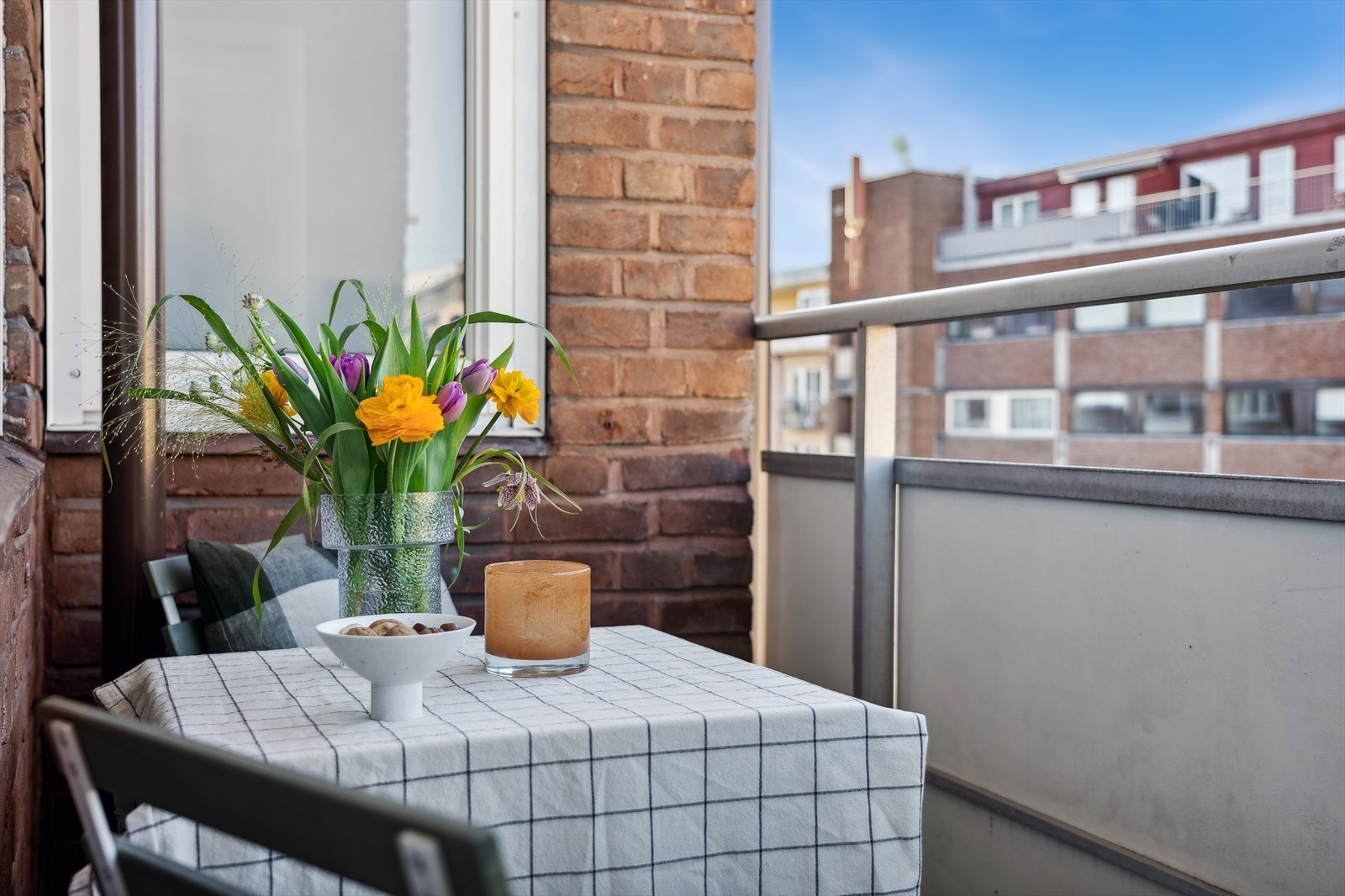 Leiligheten ligger luftig til i byggets 4.etasje, med hyggelig utsyn fra balkong. Galleribilde