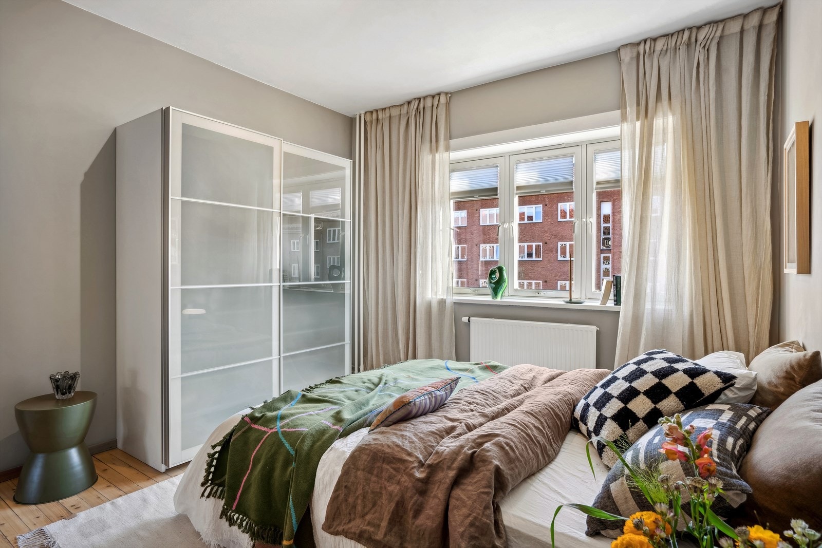 Soverommet er malt i en behagelig beigetone som gjør det lett å innrede etter eget ønske. Galleribilde