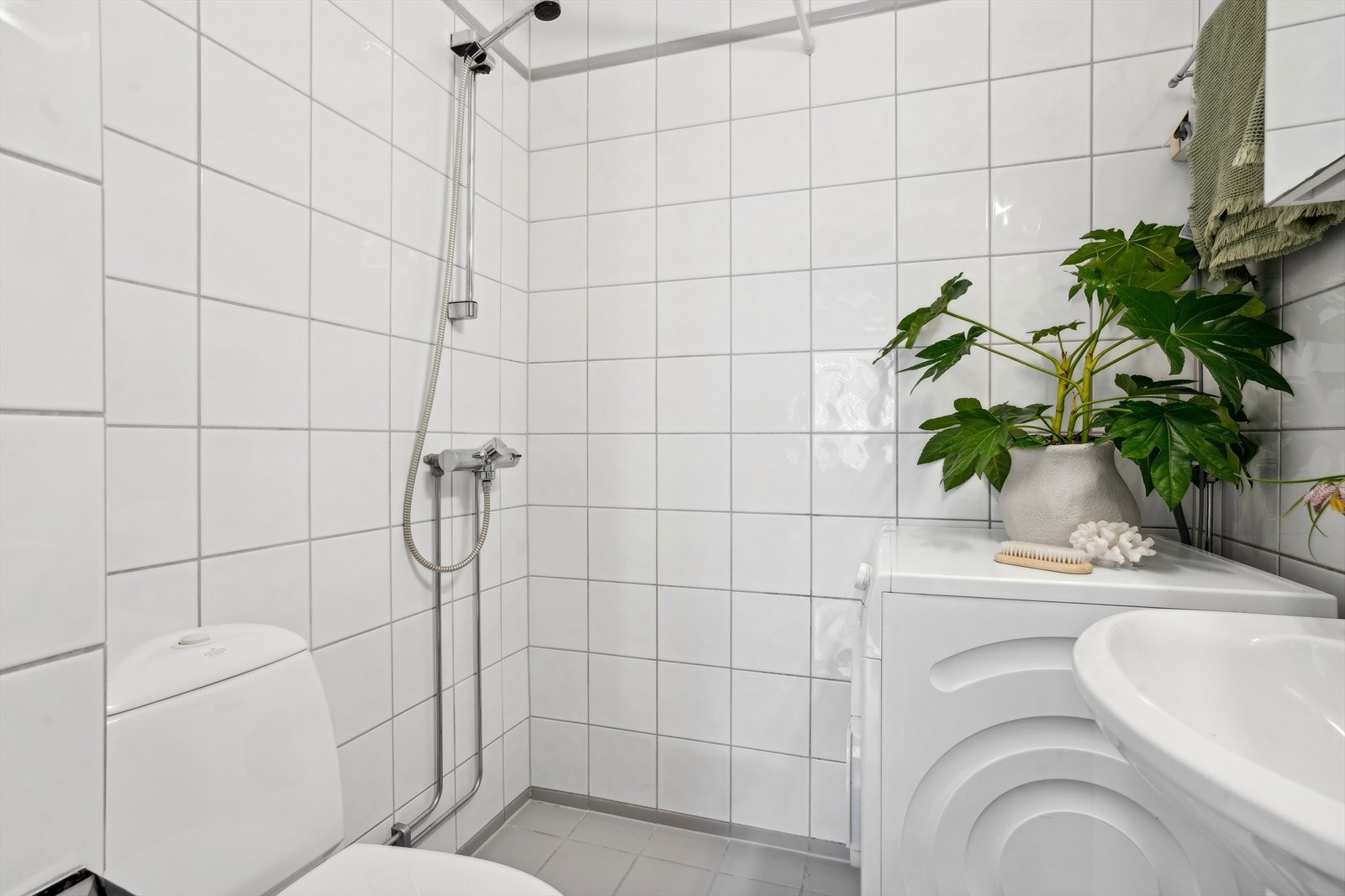 Badet ble modernisert i regi av borettslaget i
2001 med fullstendig utskiftning av alle vann- og
avløpsrør, membran og sluk. Galleribilde