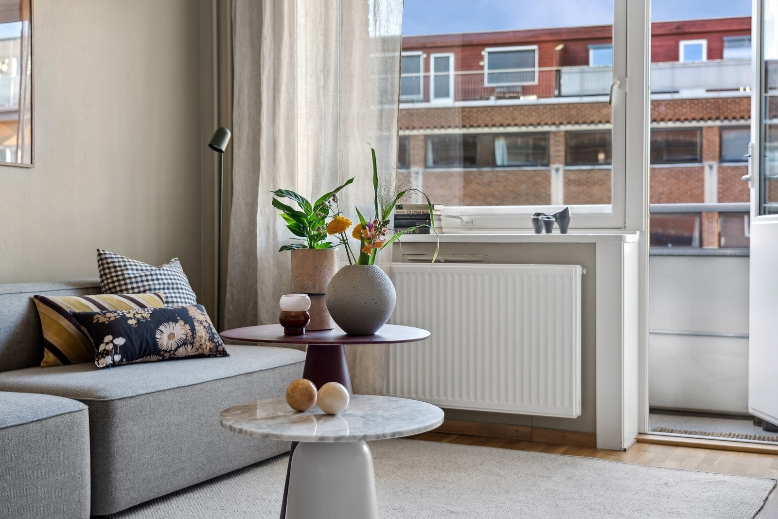 Leiligheten har store vindusflater som sørger for rikelig med naturlig sollys. Det er essensielt for å skape en god romfølelse. Galleribilde