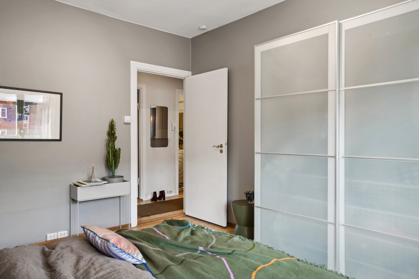 Et stort og velutstyrt garderobeskap medfølger. Det er god plass til ytterligere garderobeskap, skrivebord eller annet du måtte ønske for å utvide bruken av rommet. Galleribilde