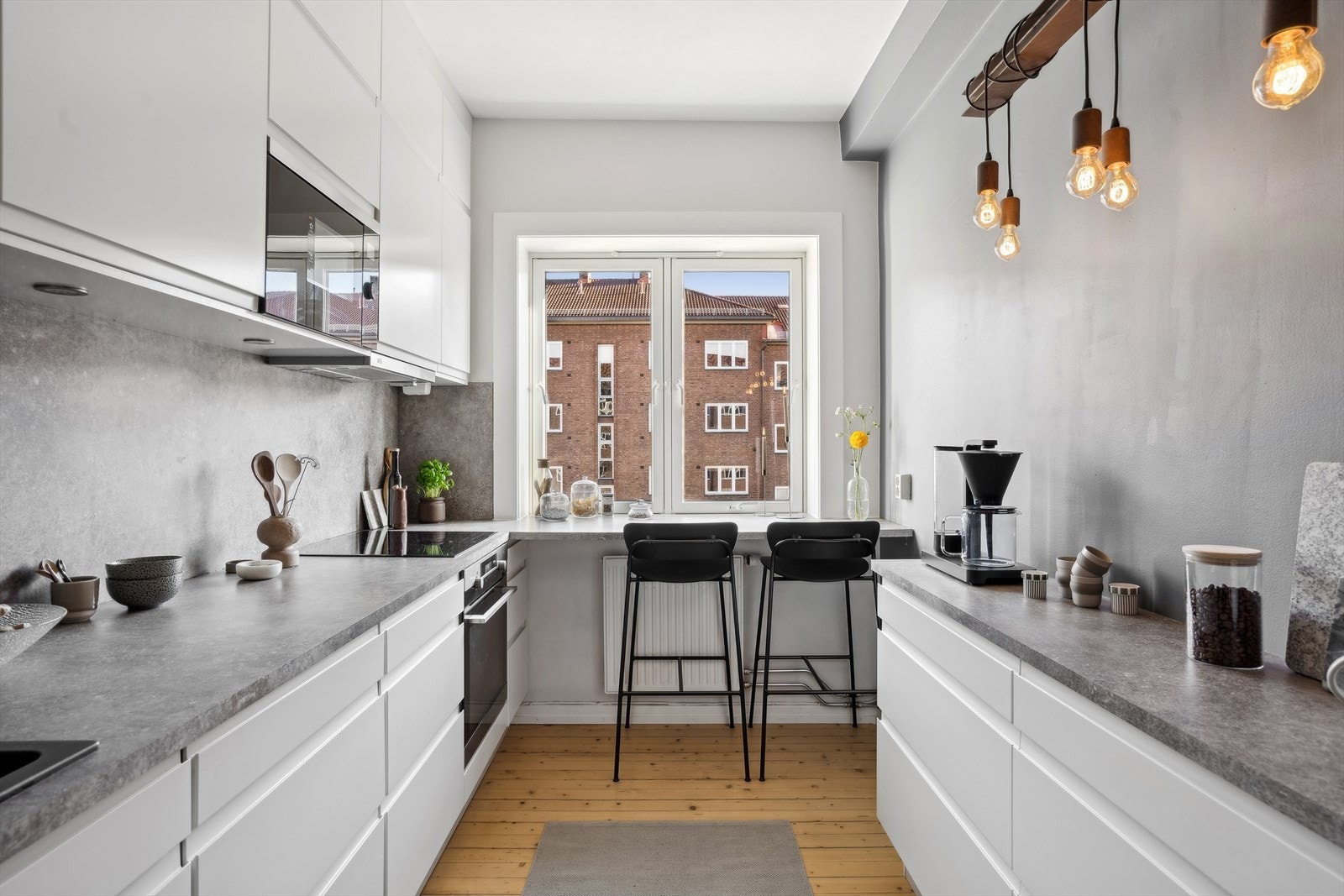 Flere tilsvarende leiligheter i borettslaget velger å flytte kjøkkenet ut i stuen for å etablere ett ekstra soverom her. Galleribilde