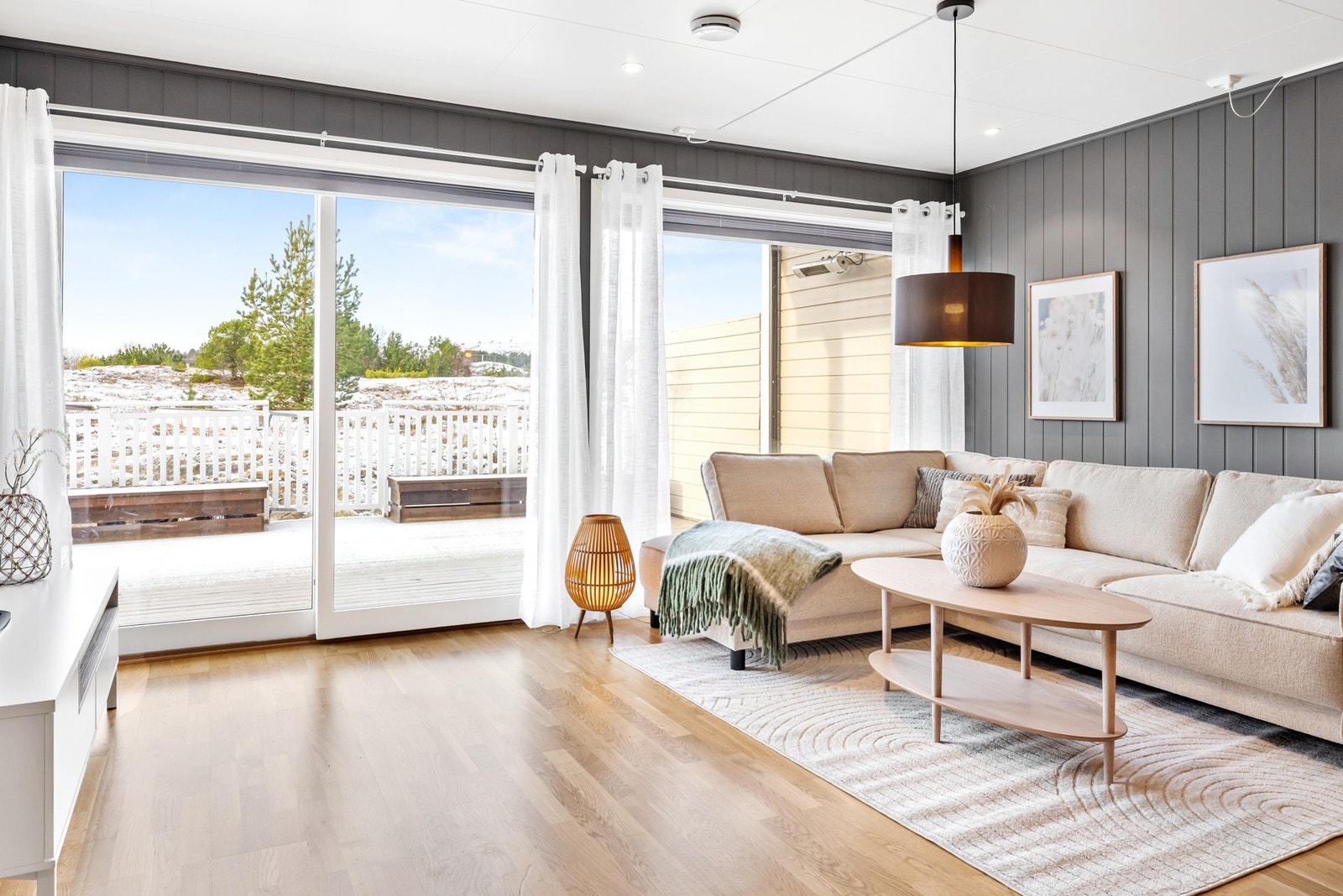 Store vindusflater som gir godt lysinnslipp til rommet Galleribilde