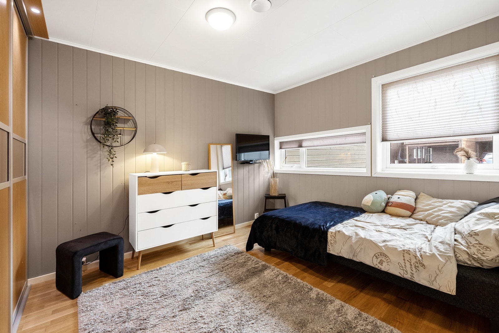 Hovedsoverom med praktisk skyvedørsgarderobe i fine detaljer Galleribilde