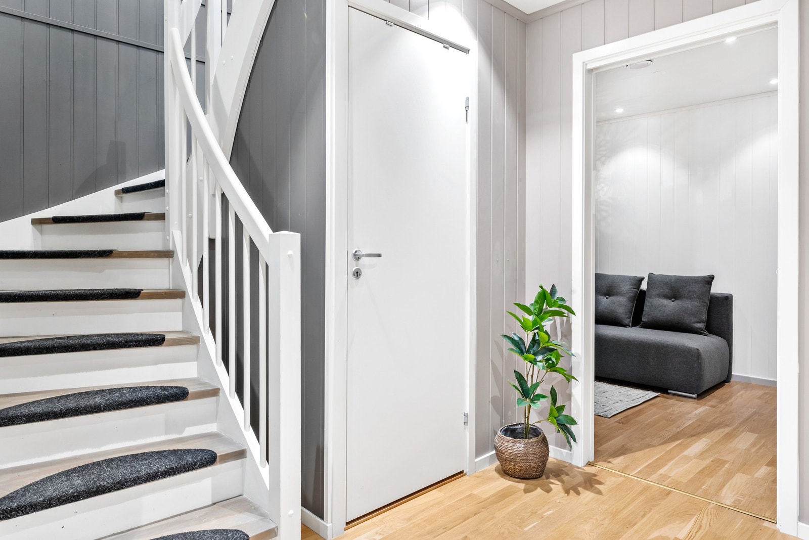 Underetasjen byr på entrè/gang, bad, vaskerom, TV-stue og 2 soverom Galleribilde