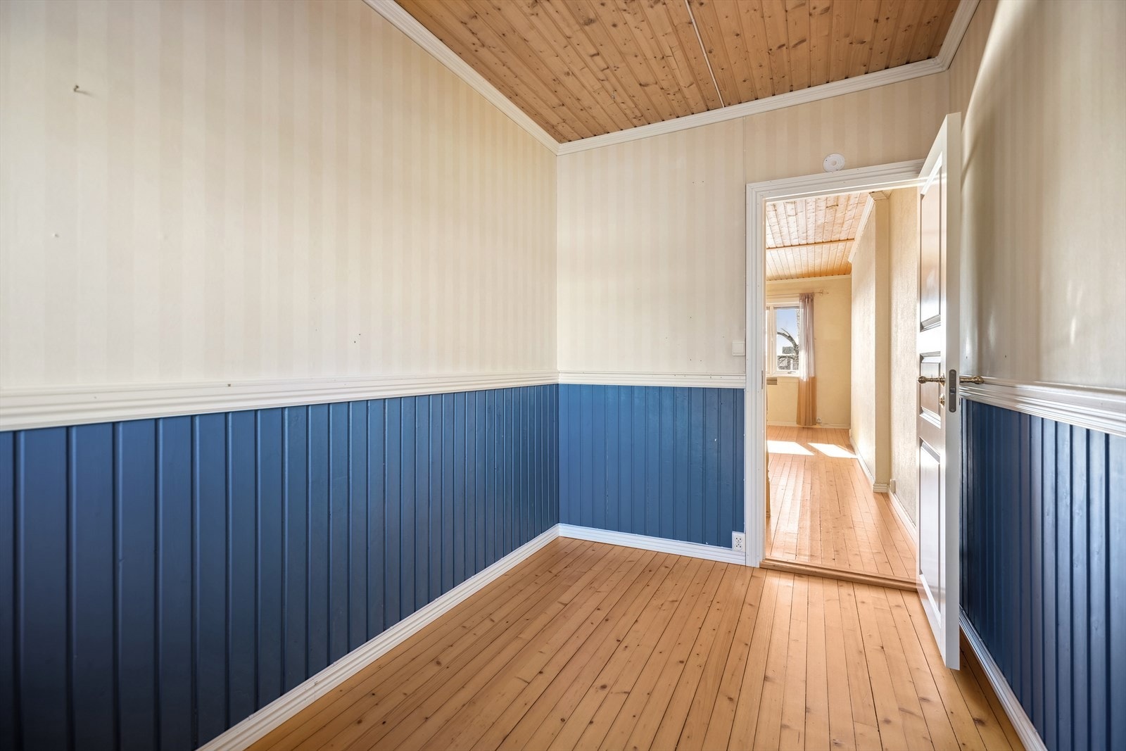 Her er det god plass til enkeltseng og tilhørende møblement. Galleribilde