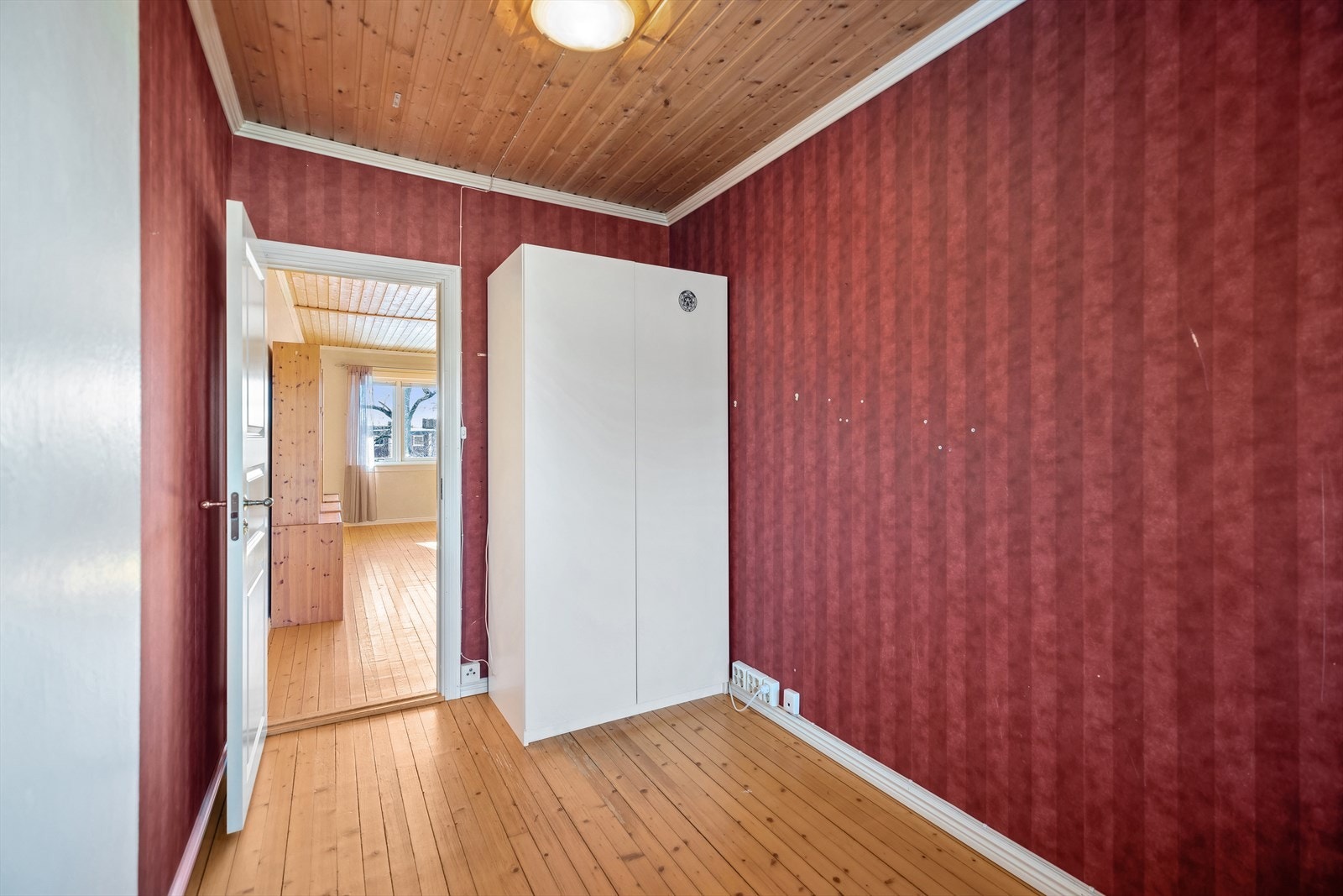 Det er god plass til enkeltseng og garderobeskap. Galleribilde