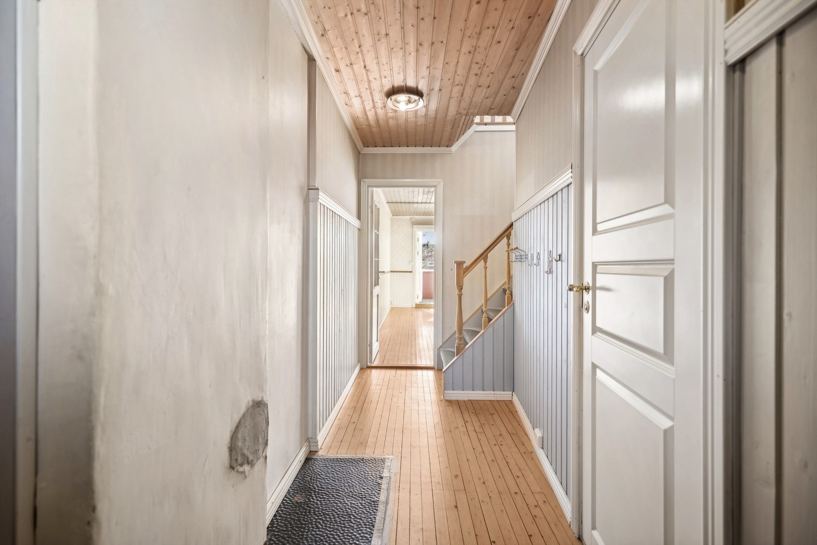 Romslig entré med god plass til å henge fra deg yttertøyet og parkere skoene før du går videre inn i leiligheten. Innvendig gulv i boligen er belagt med gulvbord. Galleribilde