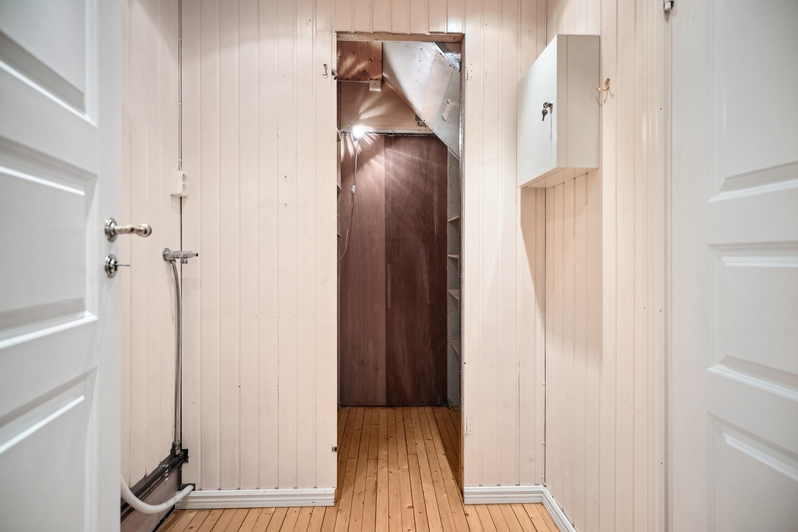 I mellomgangen til baderommet er det opplegg for vaskemaskin og tørketrommel. Det er også godt med lagringsplass i rom under trapp. Galleribilde