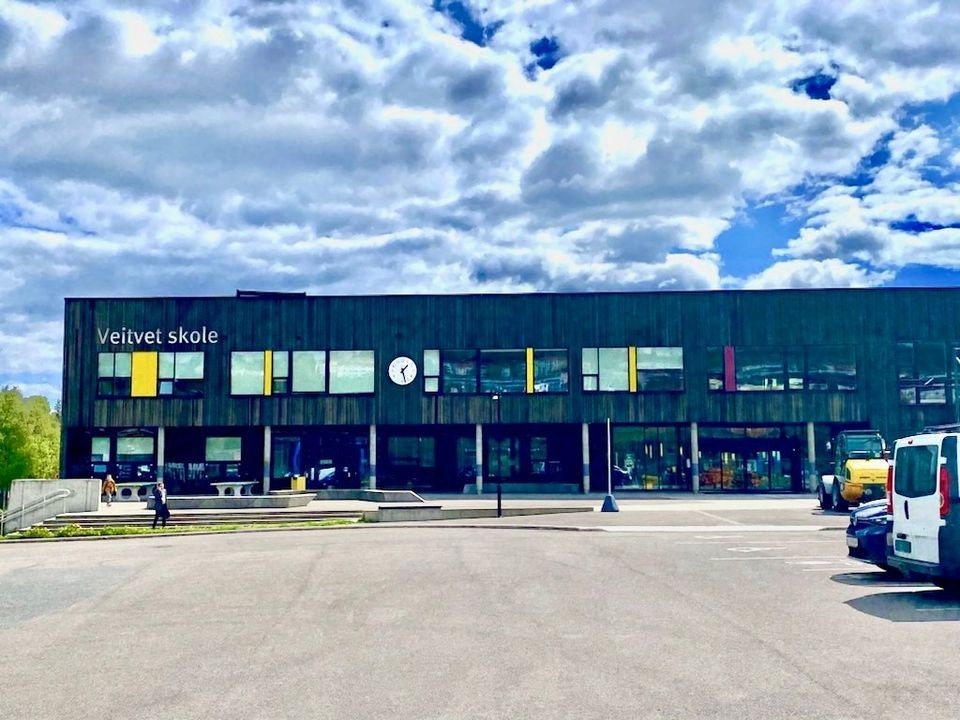 Veitvet Skole med bl.a. nyere flerbrukshall, tennisbane og fotballbane stod ferdigstilt i 2015. Galleribilde