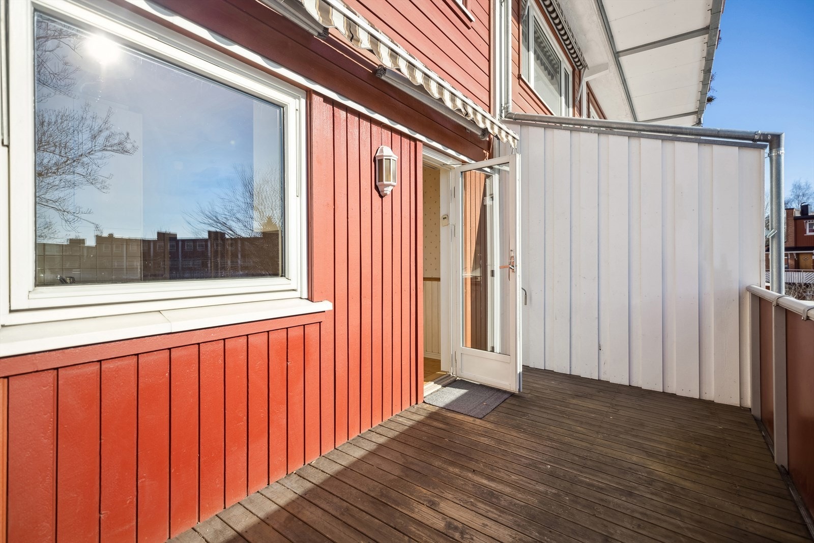 Fra kjøkkenet er det utgang til en solrik sydvendt balkong på ca. 9m². Galleribilde