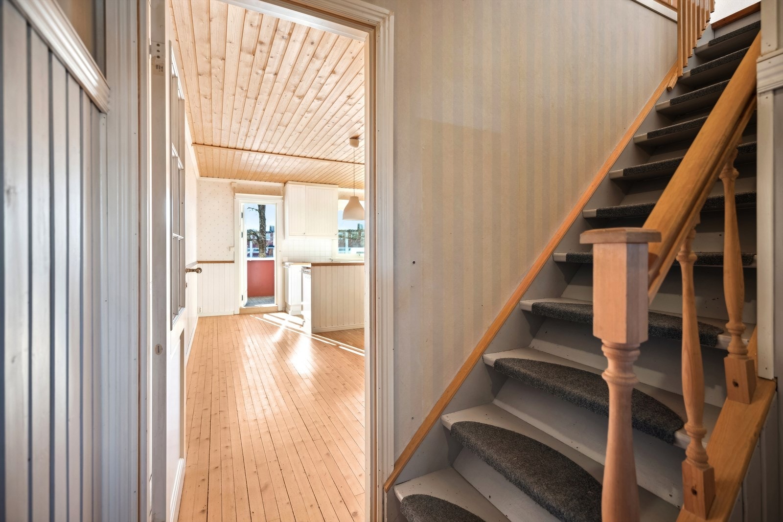 Trappen tar deg opp til leilighetens 2. etasje. Galleribilde