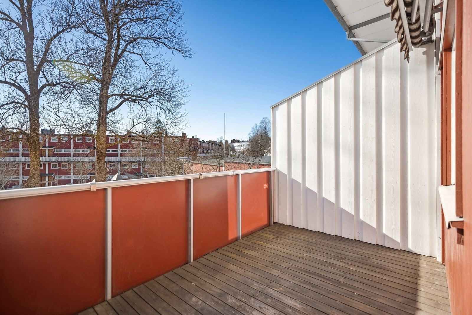 Her har du hyggelig utsyn over borettslagets fellesareal og grøntområdet. Det er god plass til loungemøbler eller sittegruppe etter eget ønske. Galleribilde