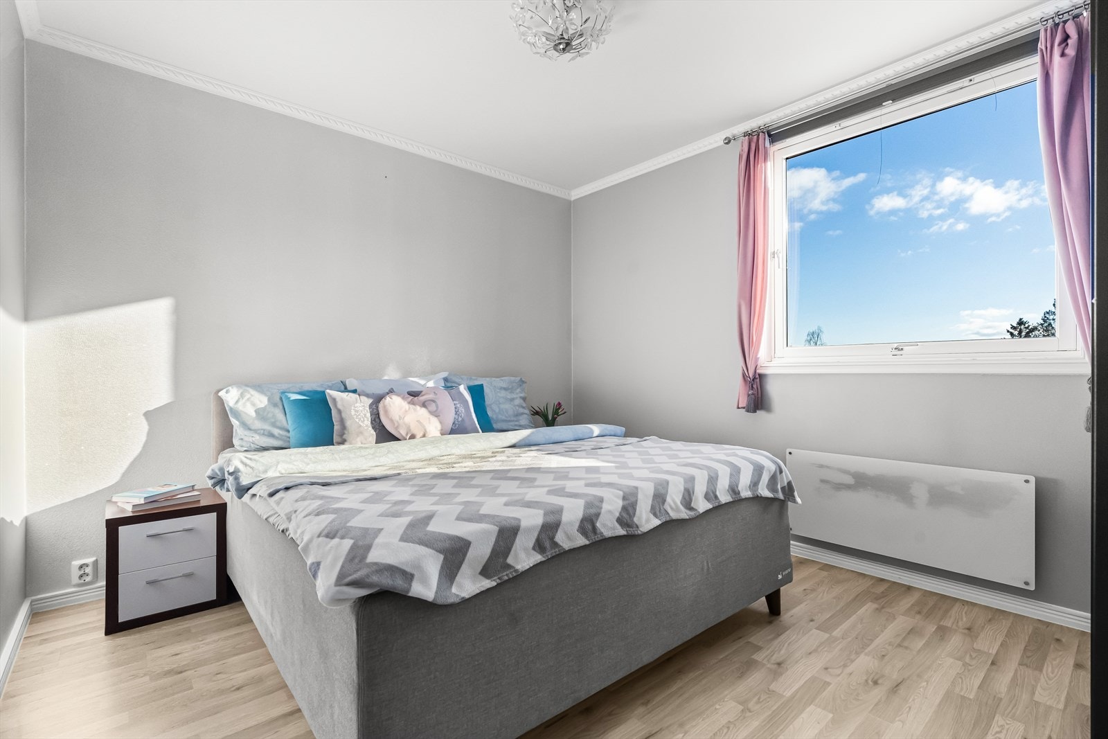 I leiligheten er det to fine soverom. Hovedsoverommet er romslig med plass til dobbeltseng og tilhørende møblement. Galleribilde