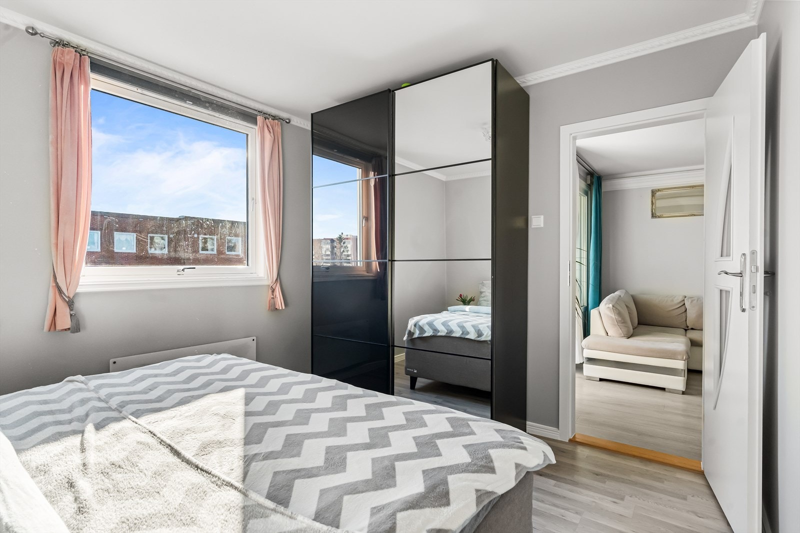 Det er skyvedørsgarderobe i rommet. Galleribilde