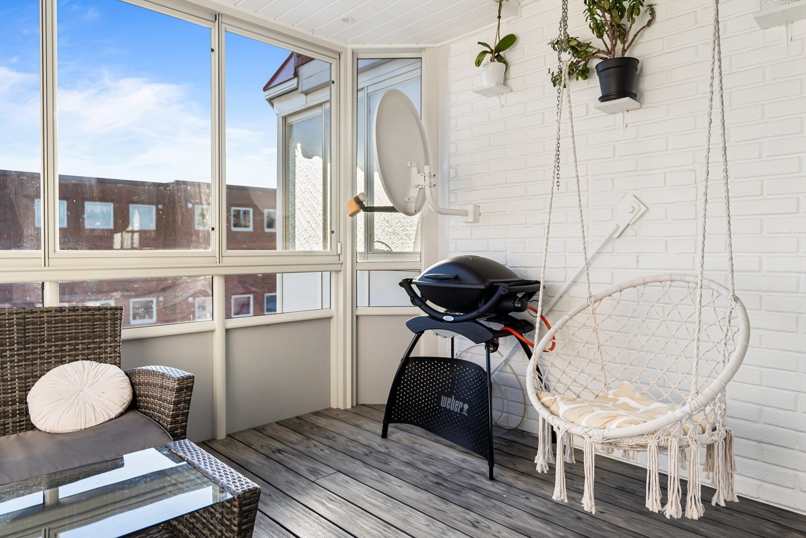 Her ute er det god plass til sittegruppe, samt gass-/elektrisk grill. Galleribilde