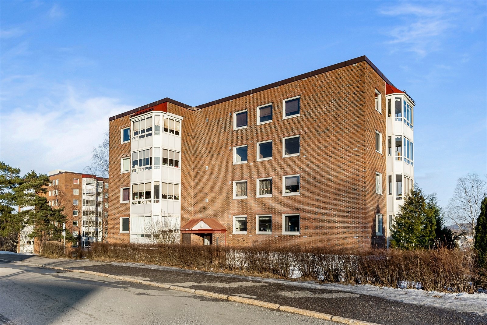 Leiligheten i Harald Sohlbergs vei 12 har en flott beliggenhet på populære Karihaugen med alt du trenger innen kort radius! Galleribilde