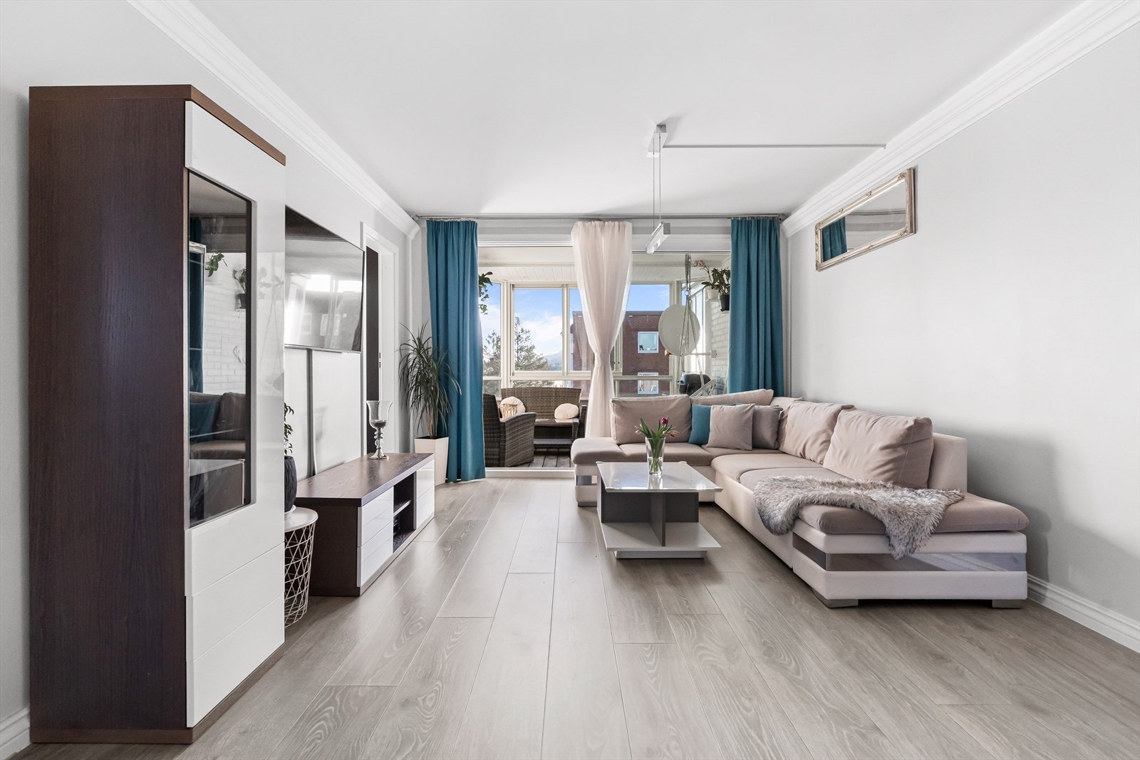 Stuen er leilighetens samlingspunkt. De store vindusflatene og utgang til balkong gir godt med naturlig lys og en god atmosfære i rommet. Galleribilde