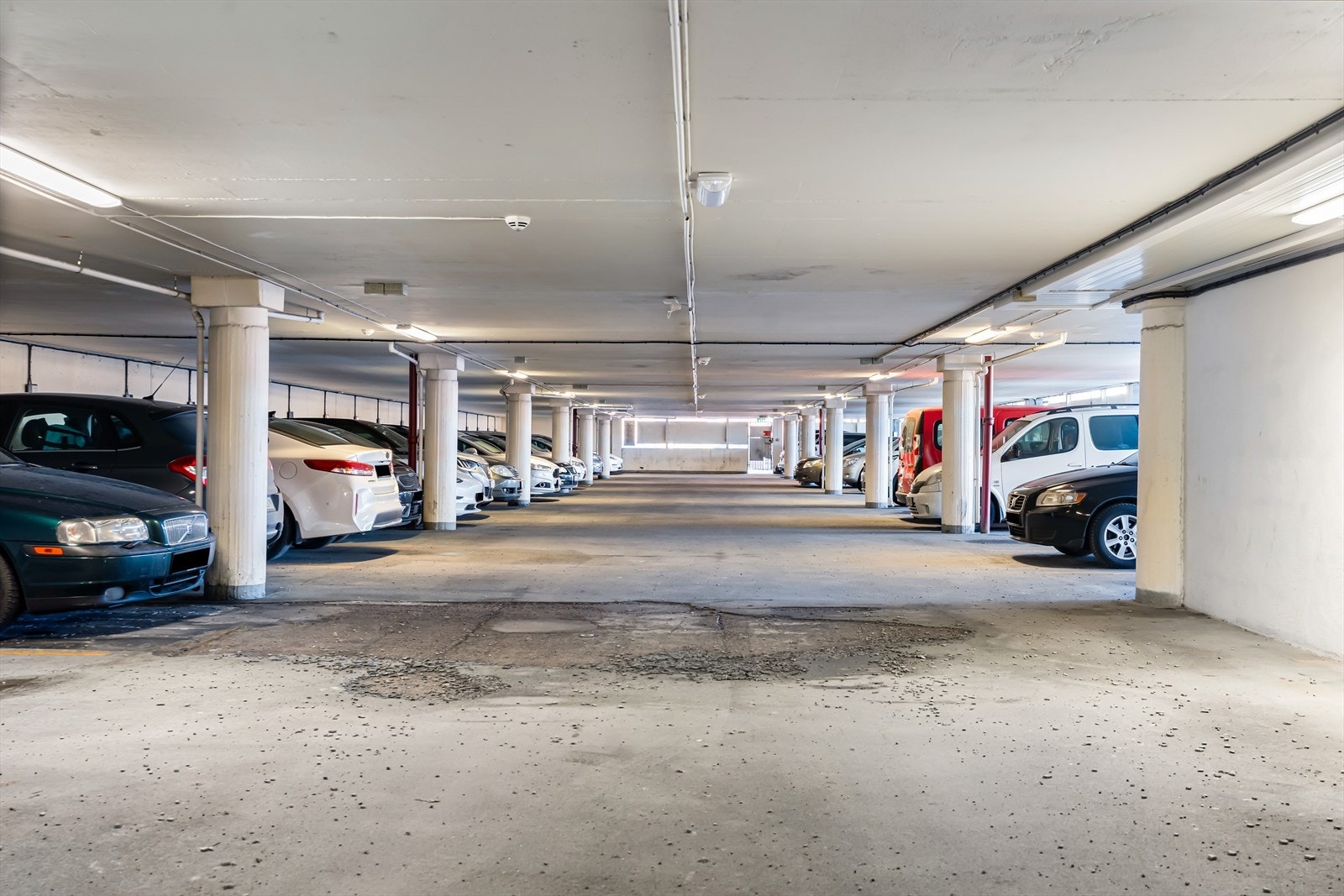 Andelen disponerer en biloppstillingsplass i borettslagets garasjekjeller. Det er montert elbillader. Galleribilde