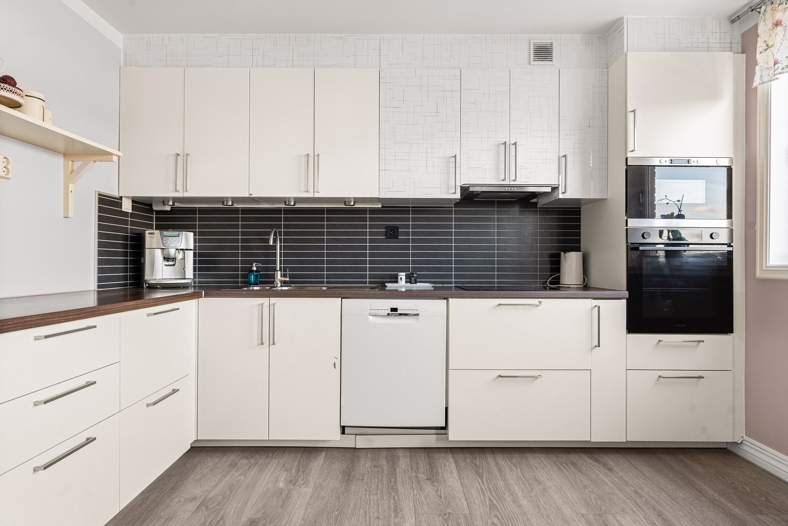 Det er plass til frittstående kjøleskap og oppvaskmaskin. Videre er det montert integrert ovn, mikro og platetopp. Galleribilde