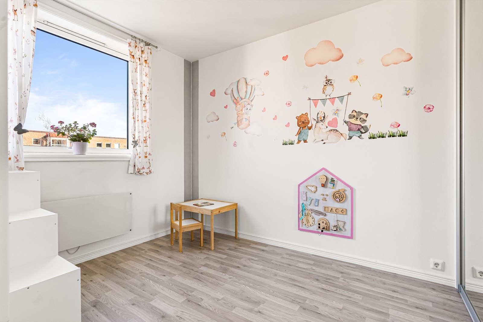 Det andre soverommet er også av romslig størrelse og har plass til seng, tilhørende møblement og garderobeskap. Galleribilde