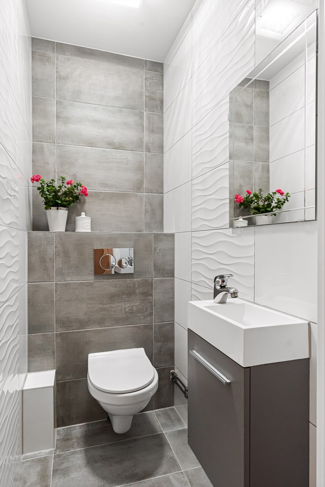 Vegg i vegg med badet ligger et separat toalettrom. Rommet har har vegghengt toalett og servant. Galleribilde