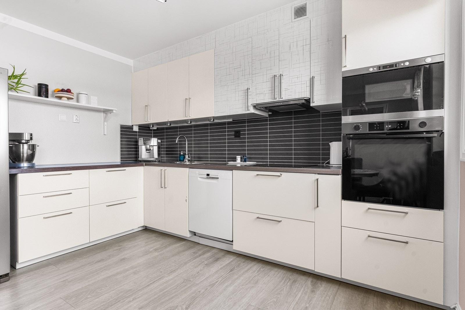 Kjøkkenet er separat, og byr på mye benk- og skapplass! Galleribilde