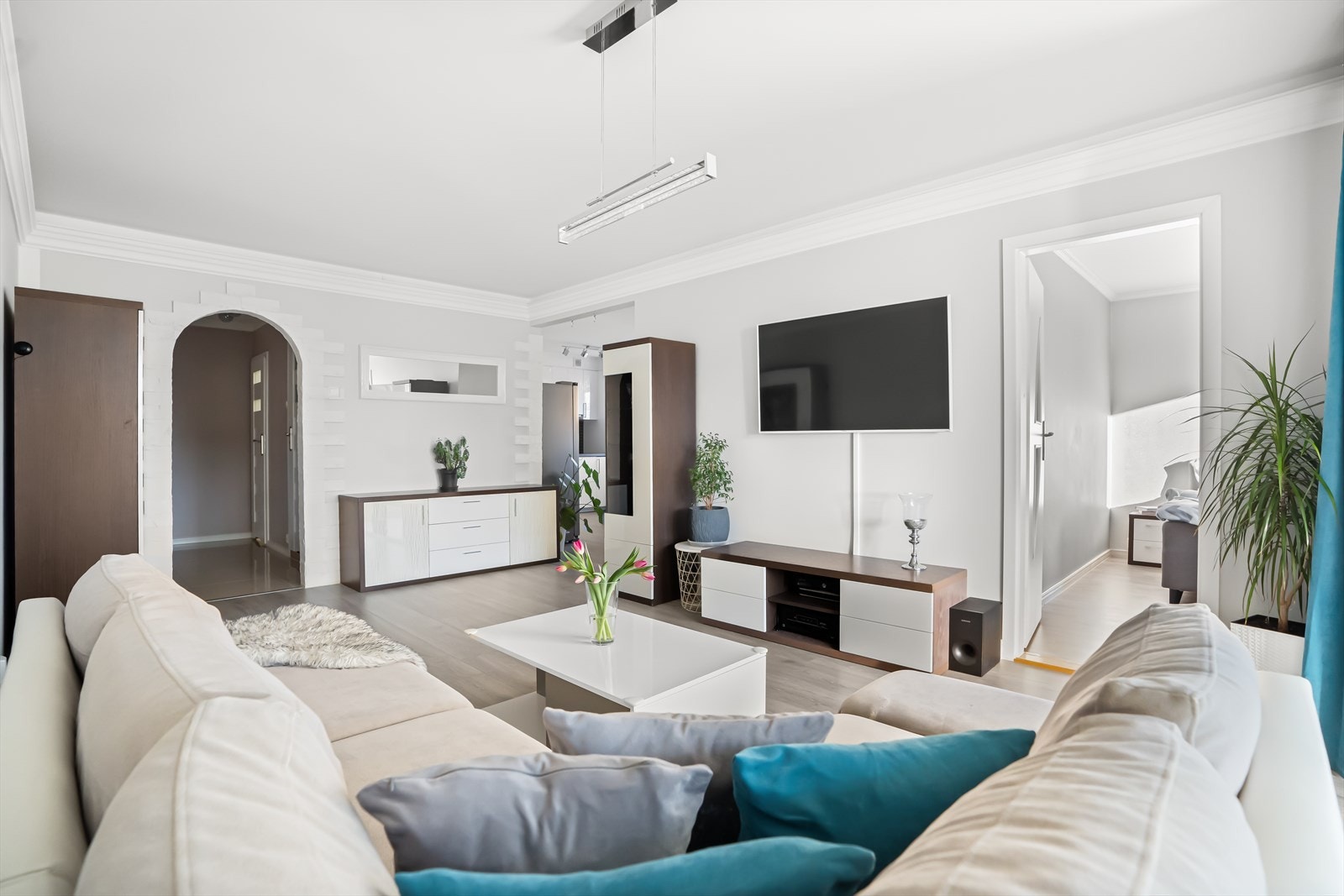 Det er god plass både til sofagruppe og spisestue. Galleribilde