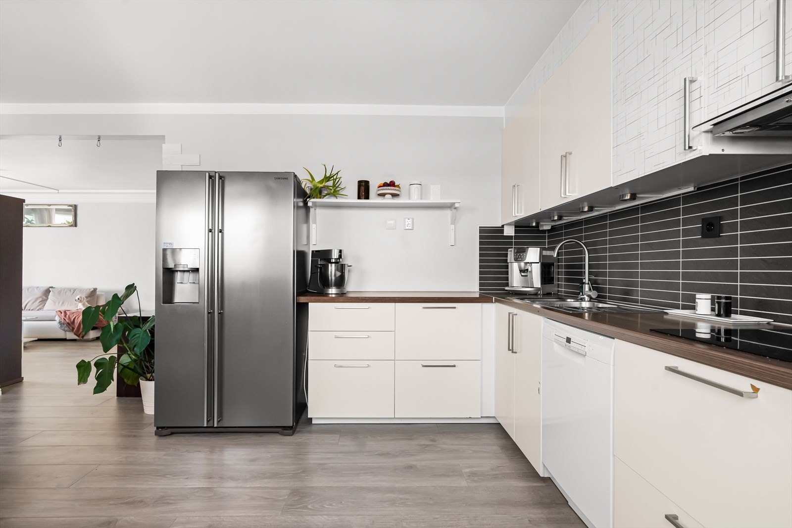 Innredningen fremstår i normal stand med glatte/folierte fronter, laminat benkeplate, nedfelt oppvaskkum og 1-greps blandebatteri. Galleribilde