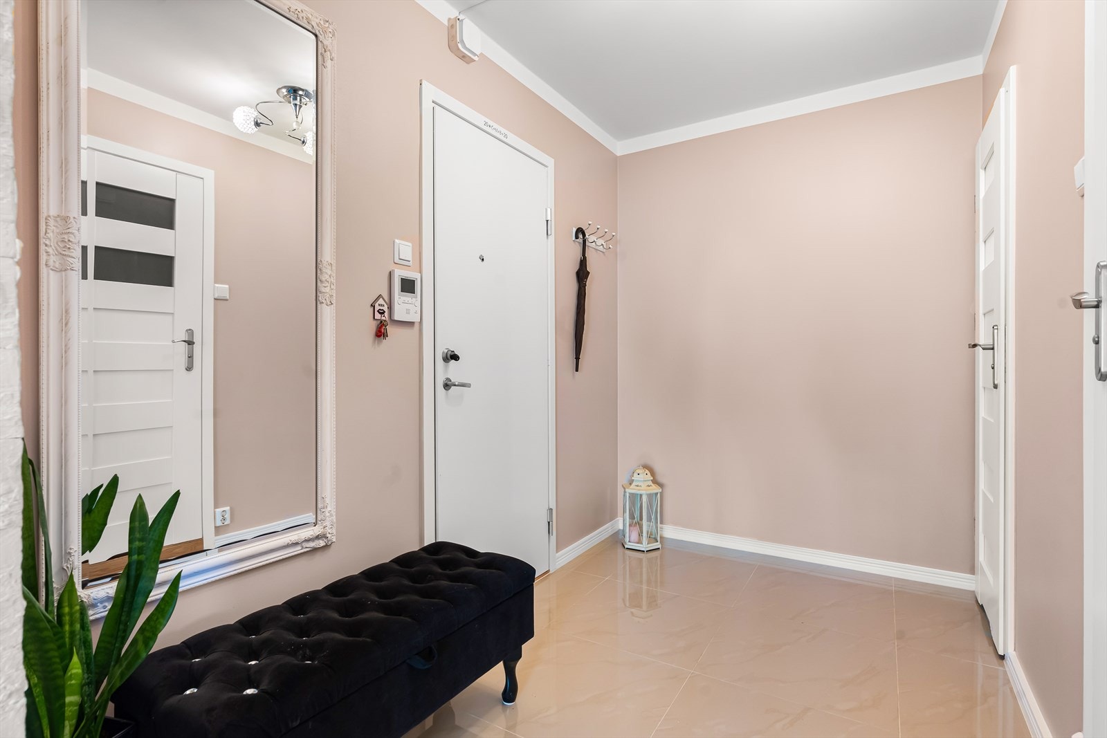 Boligen har en lys entré med plass til å henge fra seg yttertøy og sette fra seg sko. Galleribilde