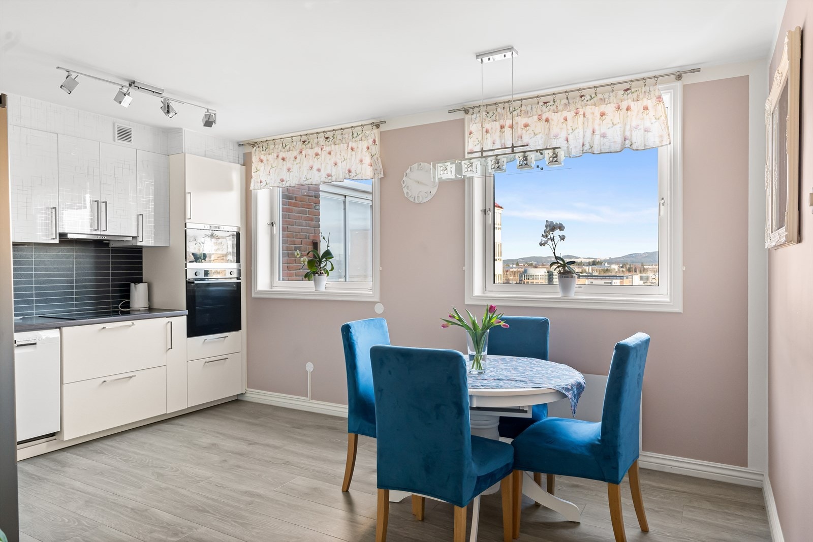 Ved vinduet er det plass til spisebord og stoler. Galleribilde