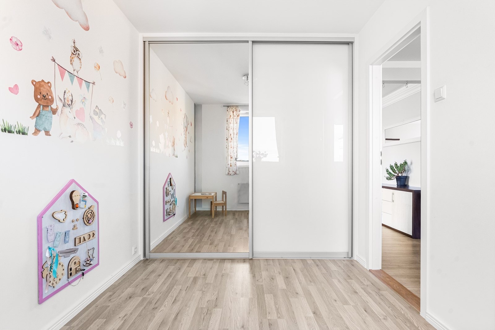 Også dette rommet har en praktisk skyvedørsgarderobe. Galleribilde