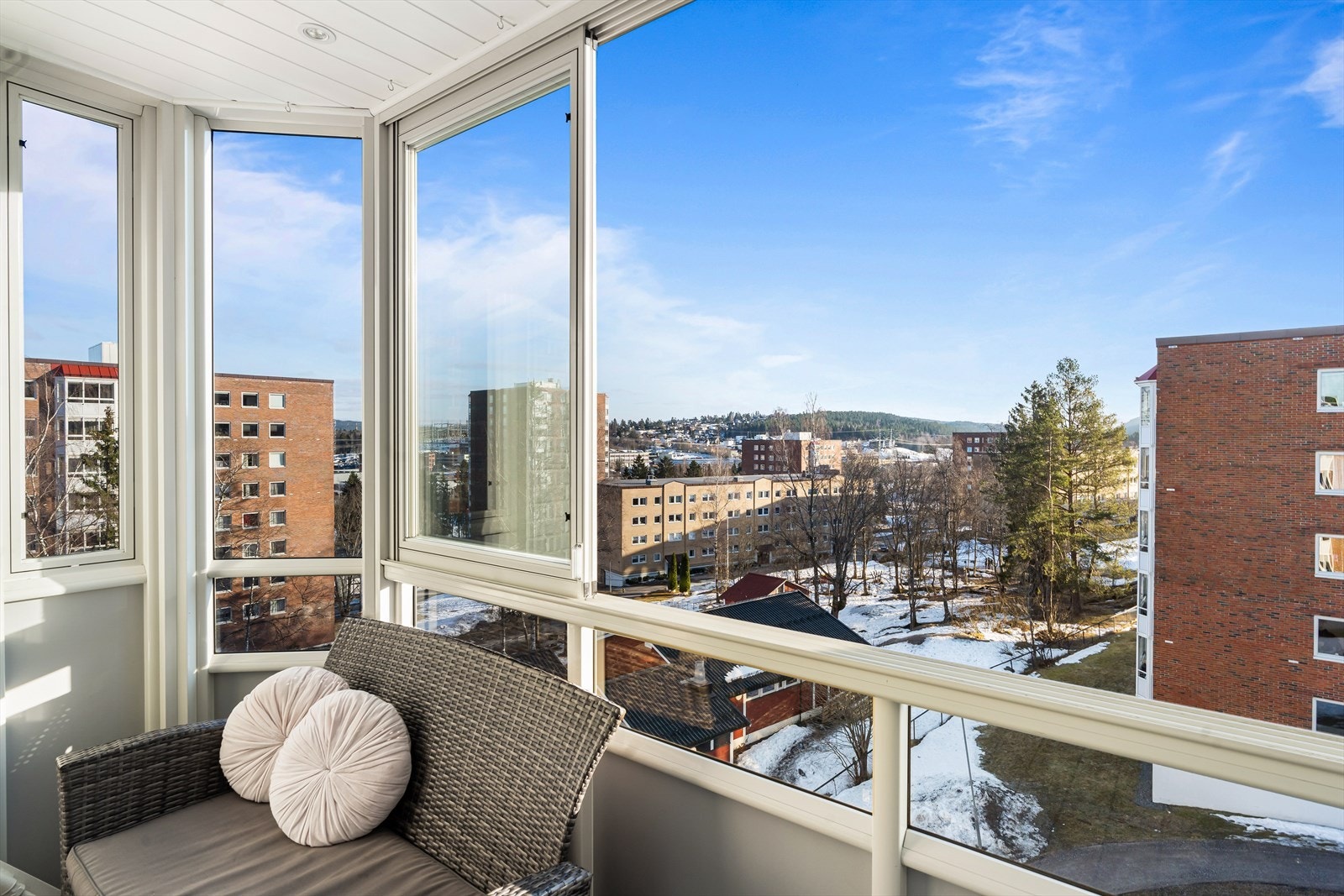 Ettersom at balkongen er innglasset kan den også nytes større deler av året. Galleribilde