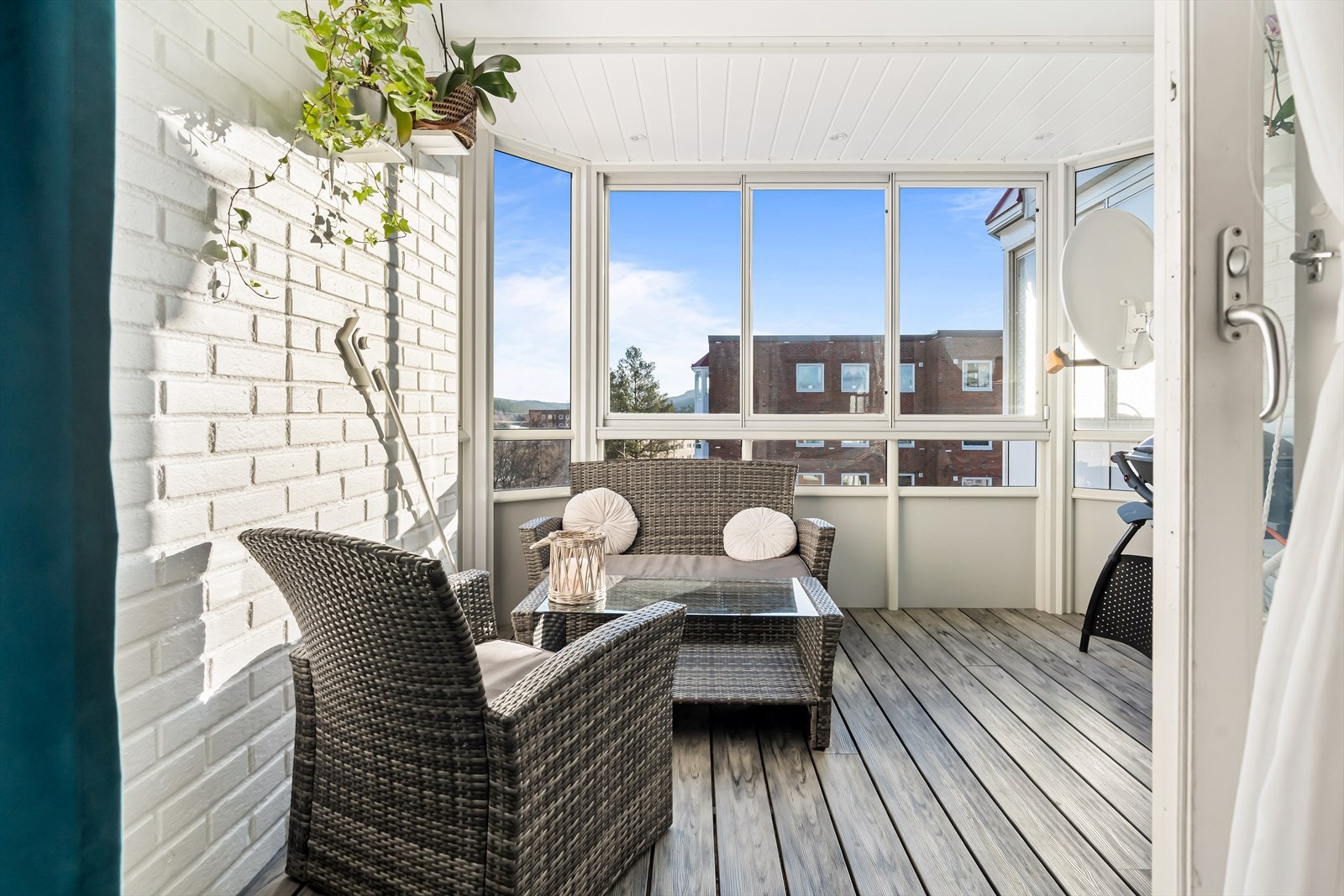 Fra stuen er det utgang til en herlig sørvestvendt innglasset balkong på 8 m². Galleribilde