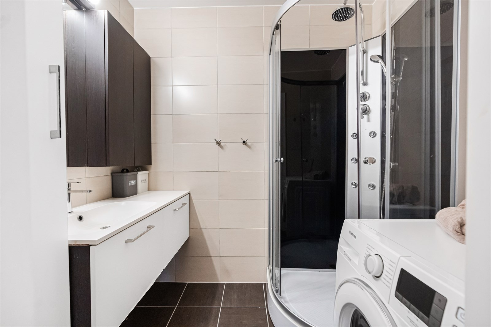 Leiligheten bad har flislagt gulv og vegger, samt malt slett flate i himling. Galleribilde