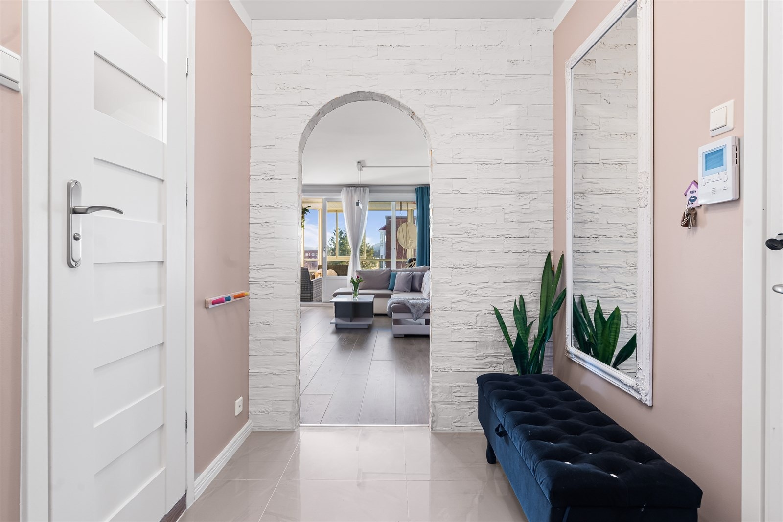 For ekstra oppbevaringsbehov har leiligheten tilgang til en disponibel bod på 1 kvm i etasjeplan og en disponibel bod på 7 kvm i kjelleren. Galleribilde