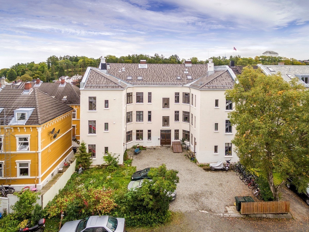 Bakgården hvor det er noen parkeringsplasser. Har man stort behov for parkeringsplass så ønsker vi tidlig beskjed om dette, da dette egentlig ikke er inkludert i leien. Galleribilde