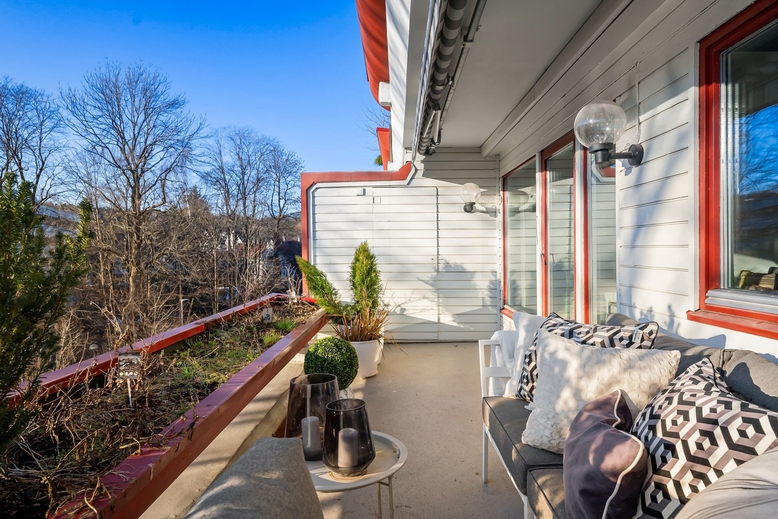 Her er det god plass til utemøblement, grill og beplantning Galleribilde