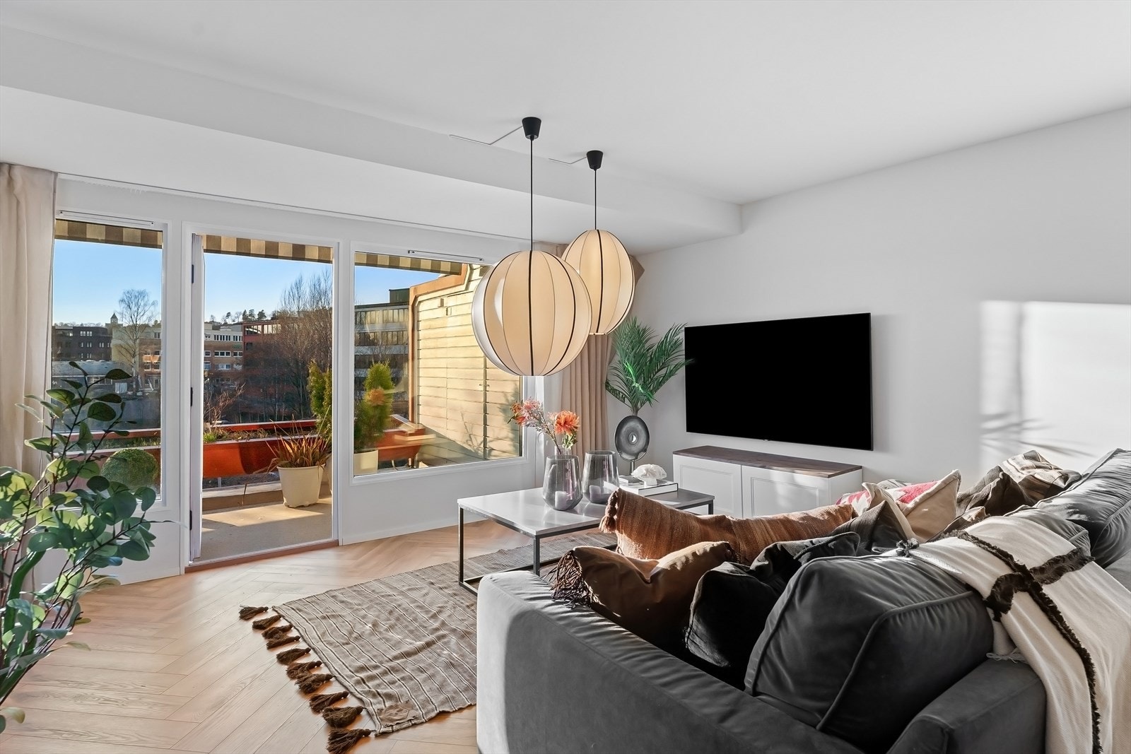 Lys og luftig stue med plass til godt langbord samt stor sofagruppe Galleribilde