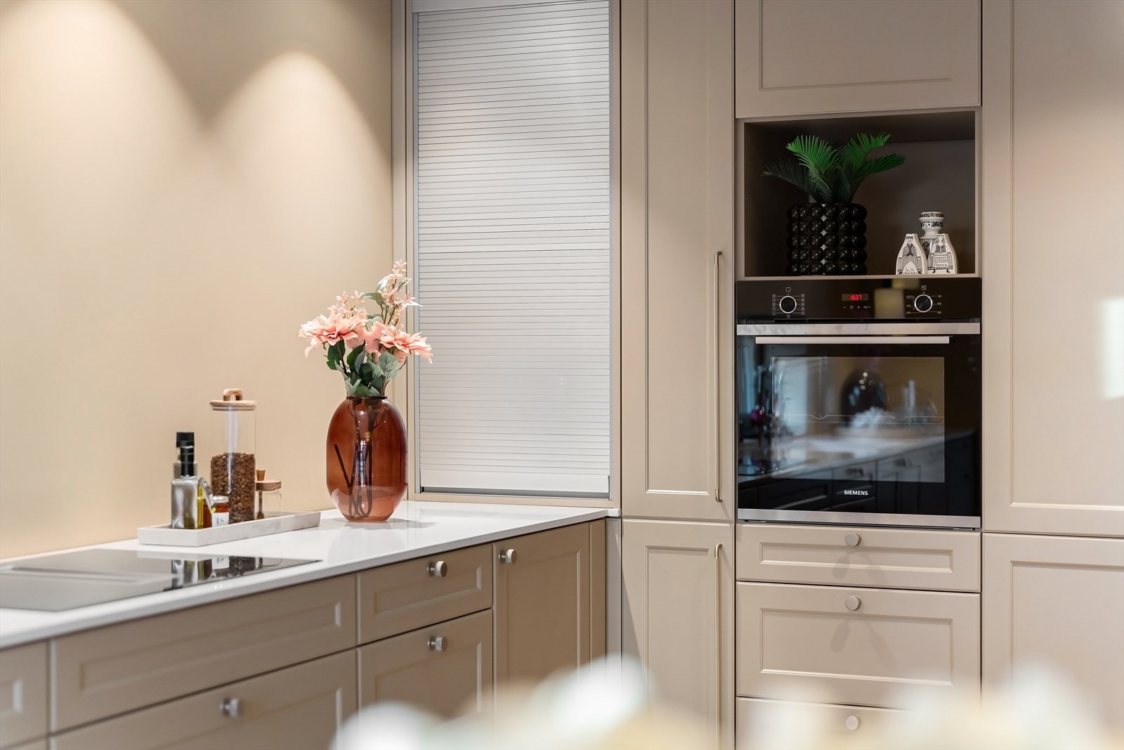 Integrerte hvitevarer fra bl.a. Siemens; komfyr med pyrolyse, oppvaskmaskin med lys på gulv som viser gjennstående tid m.m. Galleribilde