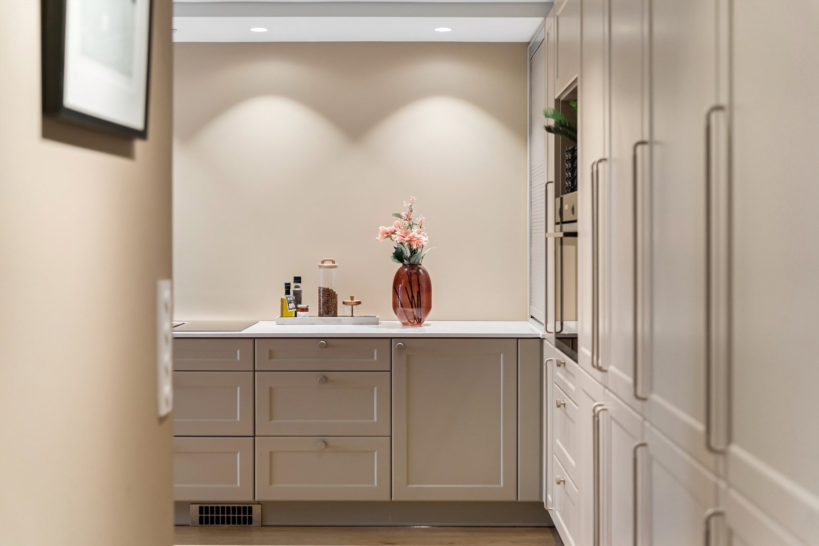 Lekker kjøkkeninnredning levert av Det stolte kjøkken med god skap- og benkeplass, samt smarte løsninger Galleribilde