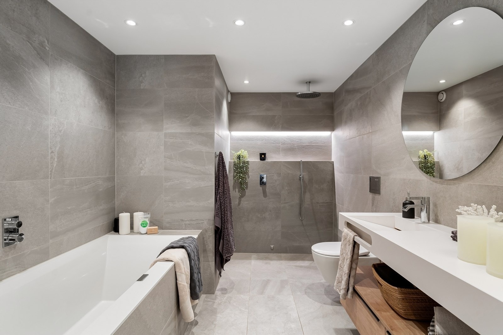 Badet har skjult røropplegg, samt. stor eksklusiv takdusj med rainshower Galleribilde