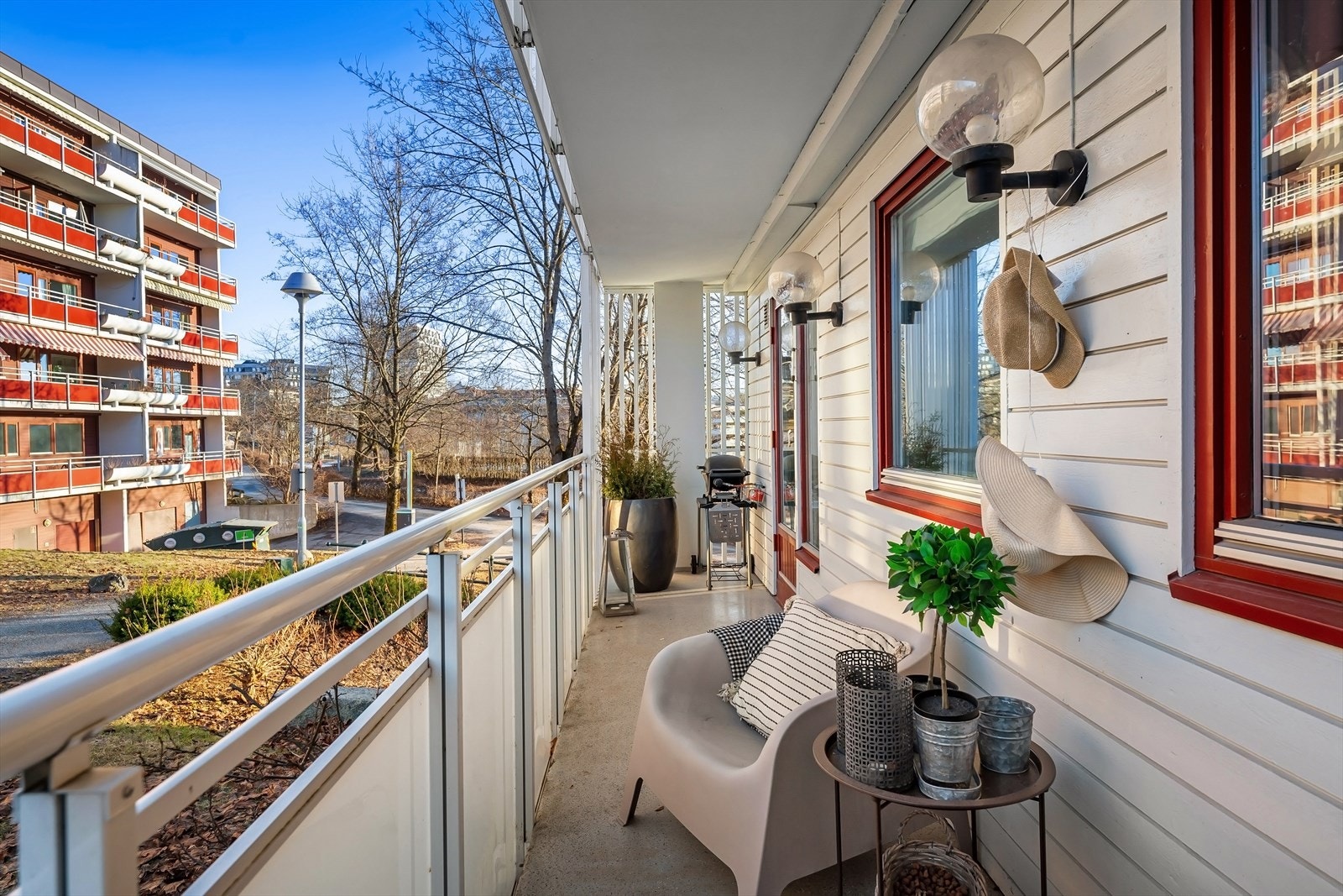 Fra spisekjøkkenet har du adkomst til østvendt terrasse på 8,5 kvm - Én av to flotte uteplasser i leiligheten Galleribilde