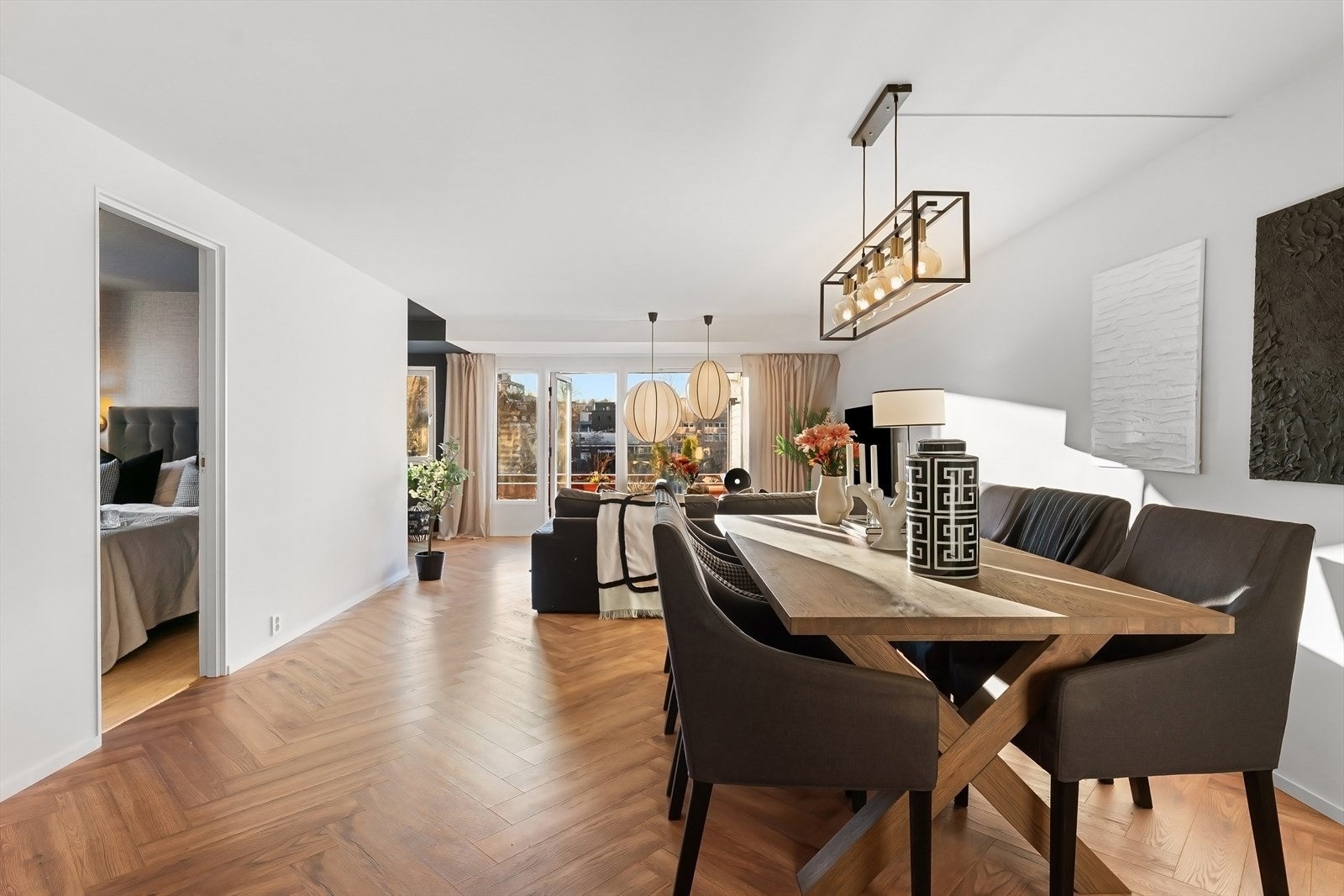 Leiligheten ligger fint til på enden som gir gode vindusflater på tre sider av boligen Galleribilde