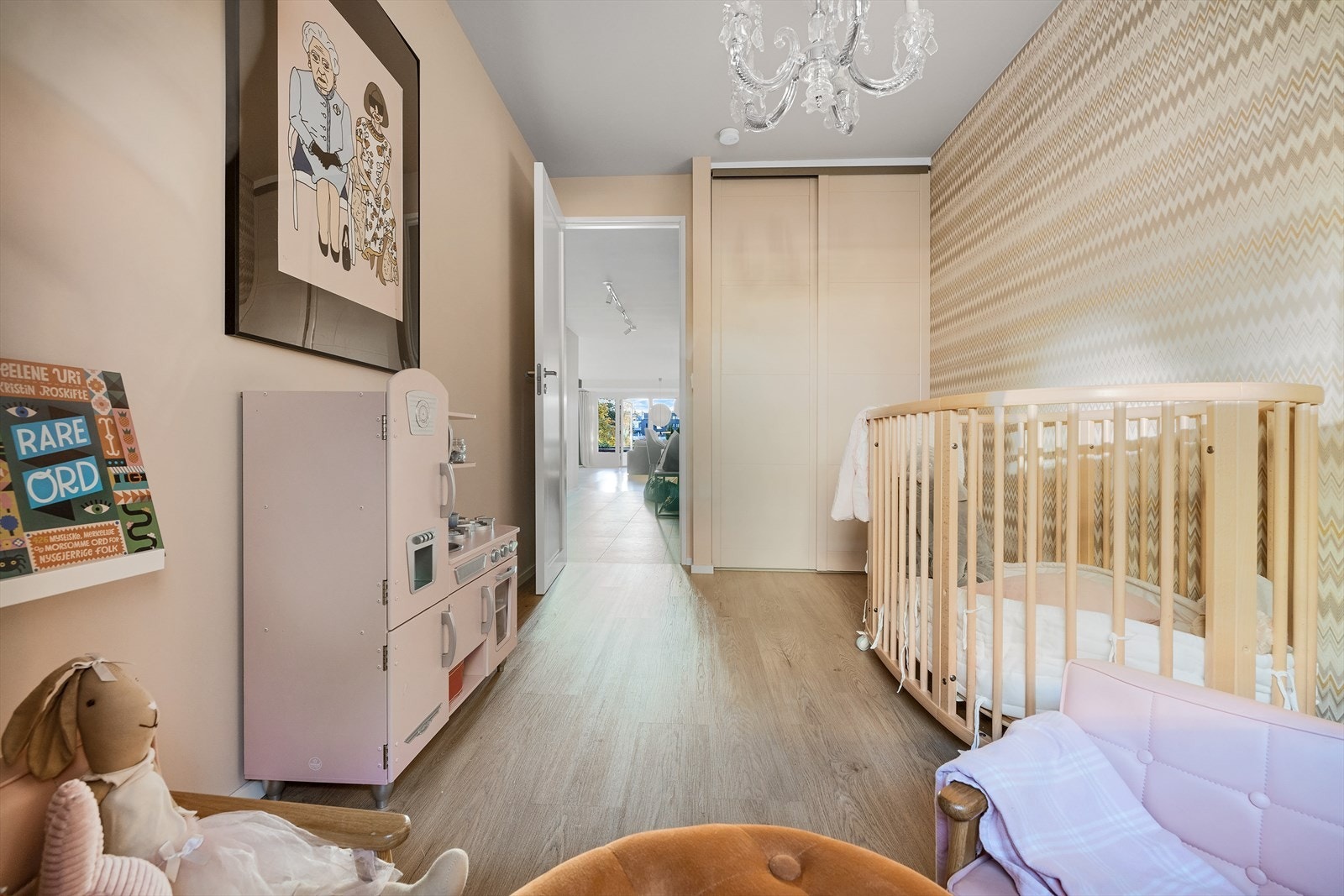 Leilighetens to andre soverom er også av god størrelse og egner seg svært godt som barnerom, gjesterom eller hjemmekontor Galleribilde