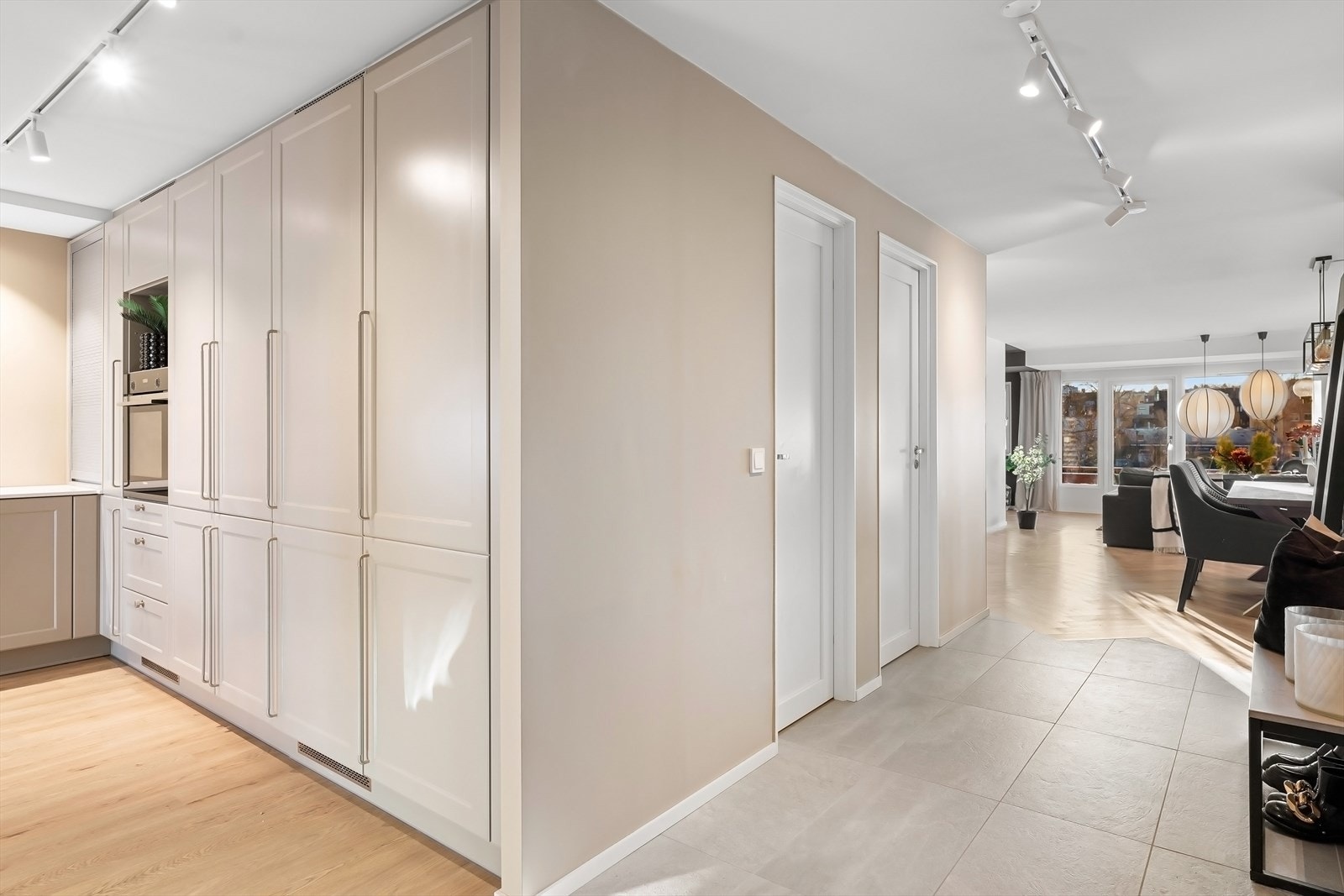 Lys og stor éntre med god plass til oppbevaringsmøblement - Flislagt gulv med vannbåren gulvvarme Galleribilde